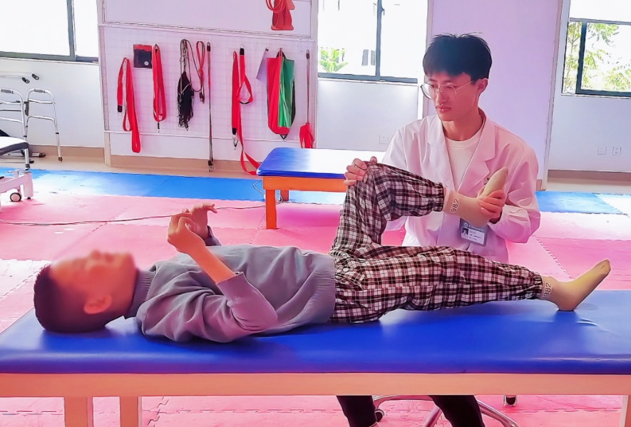 西藏12歲腦癱女孩千里求醫(yī)，綜合康復(fù)治療顯成效